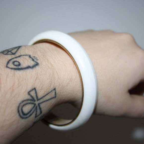 Vintage white and gold bangle bracelet - Picture 3 of 3